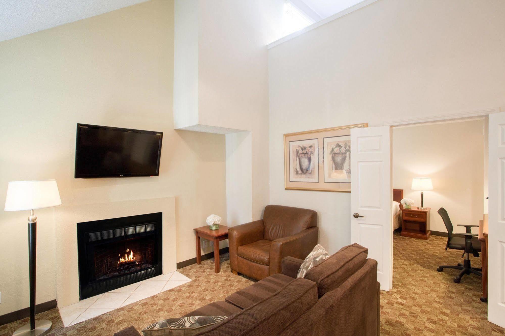 Cloverleaf Suites Kansas City Overland Park Exterior photo