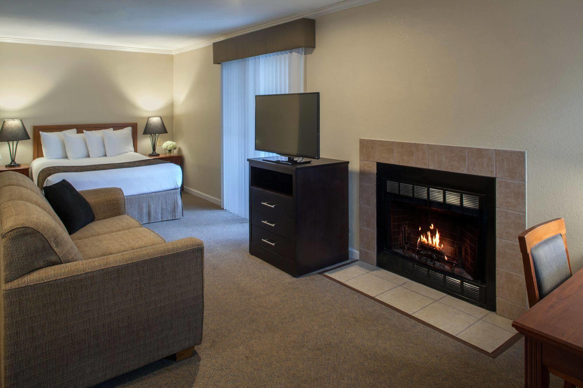 Cloverleaf Suites Kansas City Overland Park Exterior photo