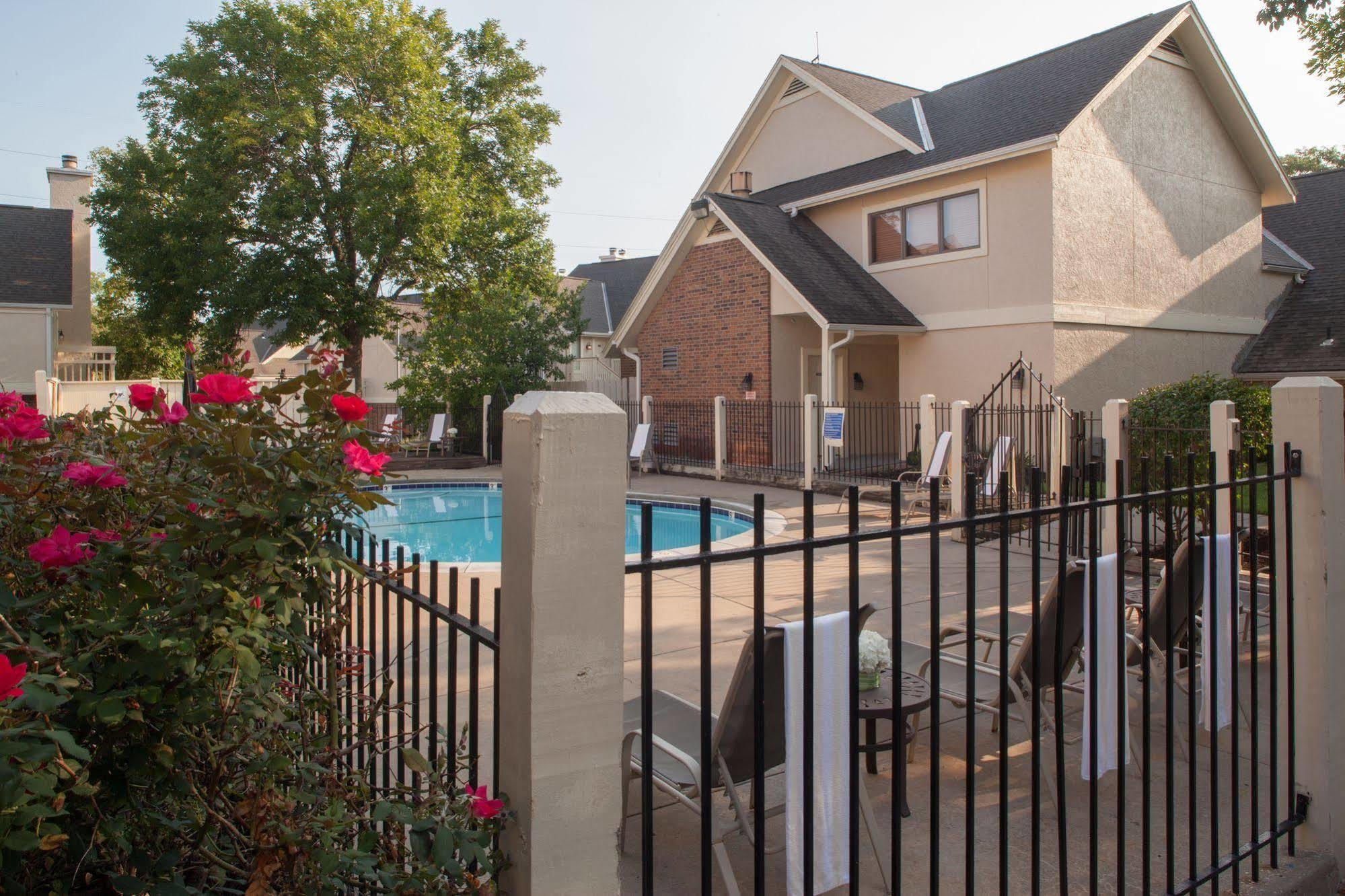 Cloverleaf Suites Kansas City Overland Park Exterior photo