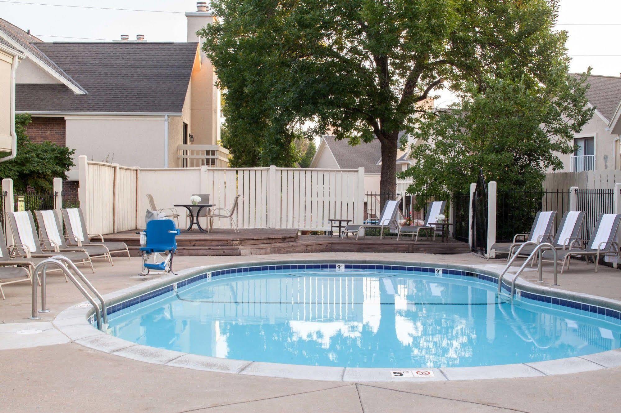 Cloverleaf Suites Kansas City Overland Park Exterior photo