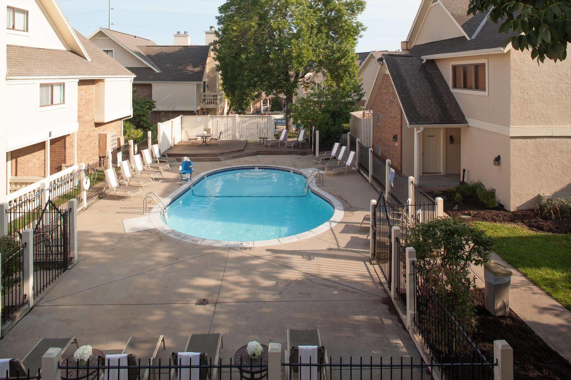 Cloverleaf Suites Kansas City Overland Park Exterior photo