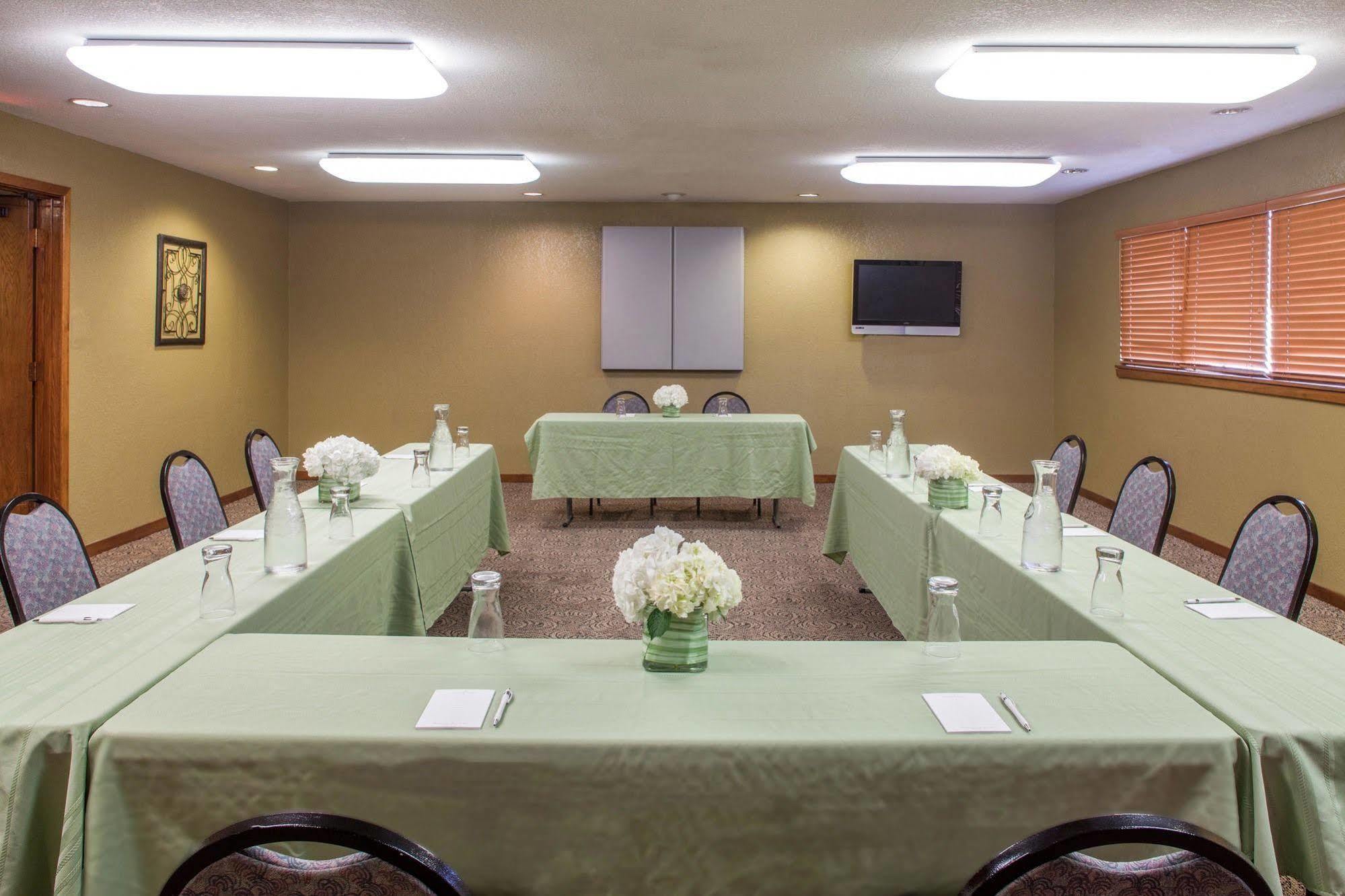 Cloverleaf Suites Kansas City Overland Park Exterior photo