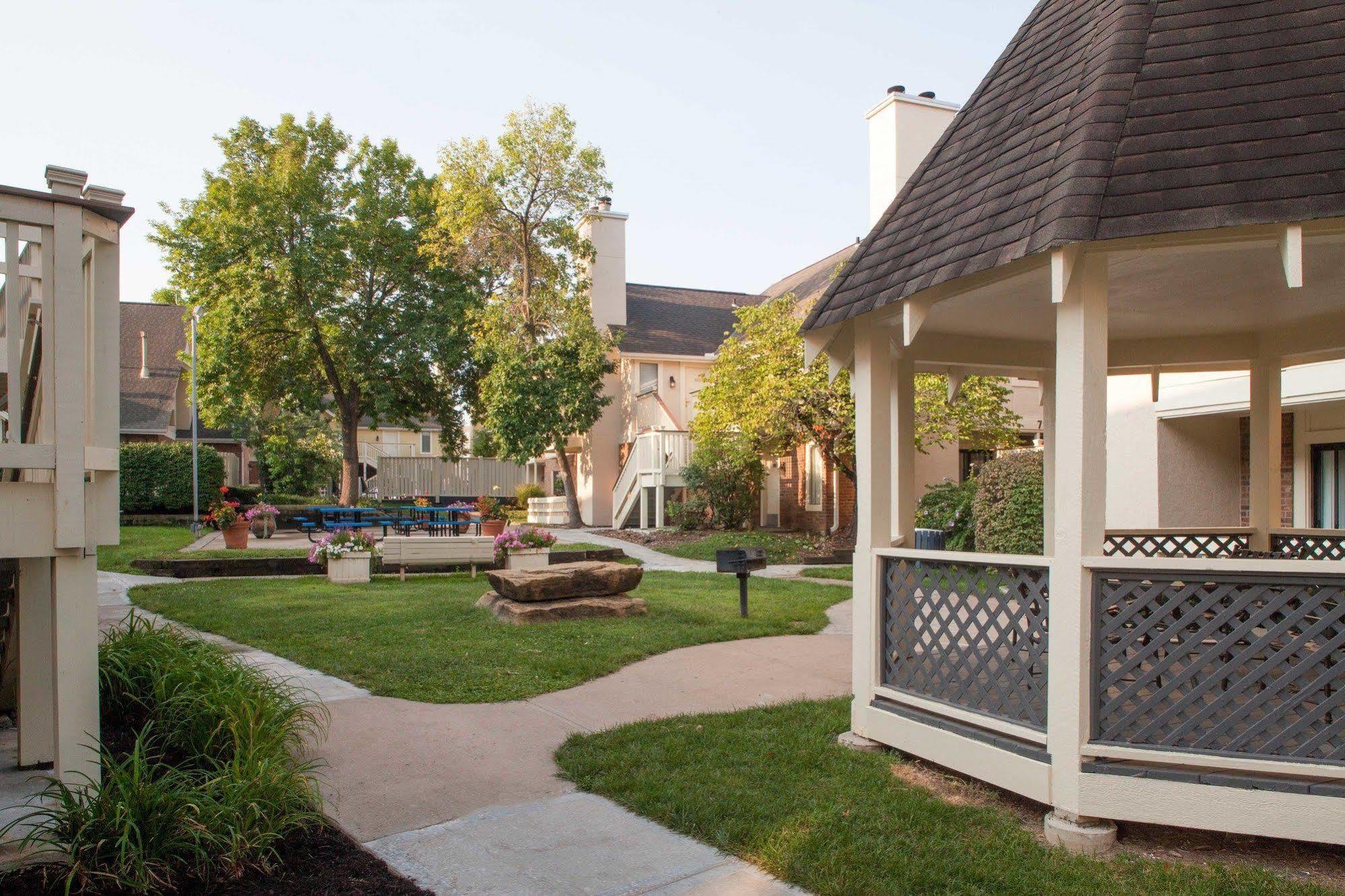 Cloverleaf Suites Kansas City Overland Park Exterior photo
